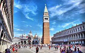 Raggio Di Sole Dietro Piazza San Marco