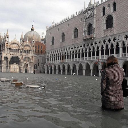 Raggio Di Sole Dietro Piazza San Marco Venedig Exterior foto