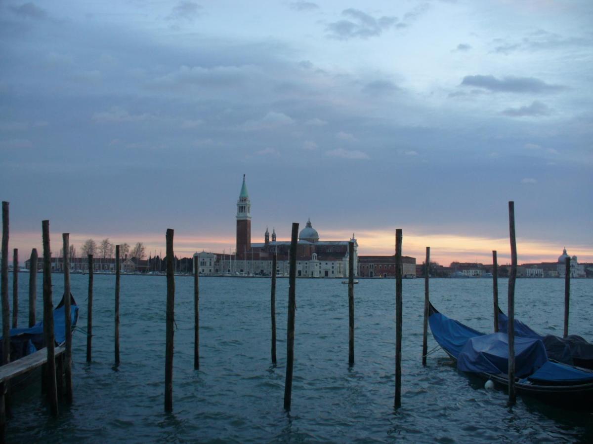 Raggio Di Sole Dietro Piazza San Marco Venedig Exterior foto